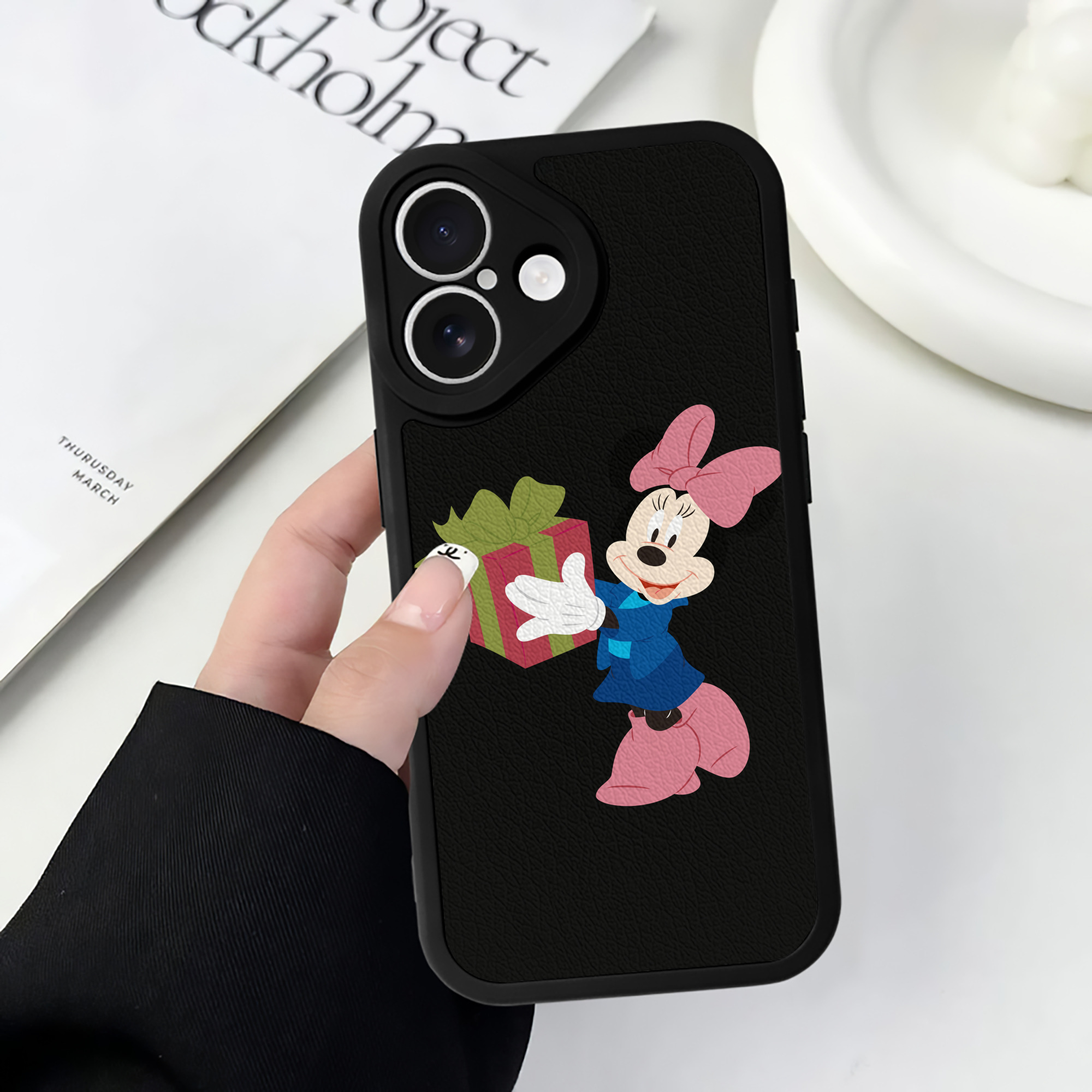 （画像用） ミッキーマウス Mickey Mouse 【iPhone 16シリーズ対応】シリコンスマホケース（レザー調） 材質：シリコン